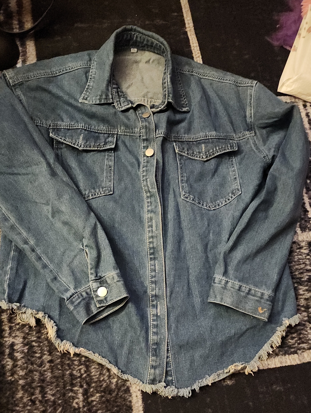 Blue Frayed Hem Casual Denim Jacket Perfect for A Chilly Day